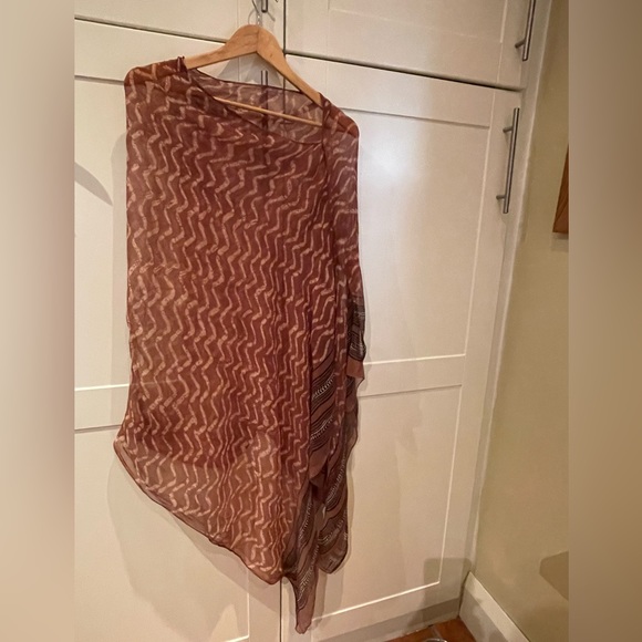 Gorgeous Silk shawl/poncho - Picture 2 of 3